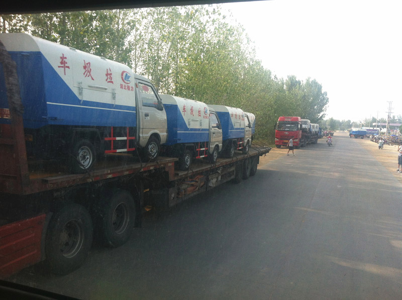 圖為準(zhǔn)備發(fā)車(chē)至山西的小型<a href=http://www.first-expo.cn/ljc target=_blank class=infotextkey>垃圾車(chē)</a>