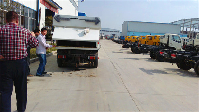 內(nèi)蒙客商正在參觀五十鈴<a href=http://www.first-expo.cn/saoluche/ target=_blank class=infotextkey>掃路車</a>