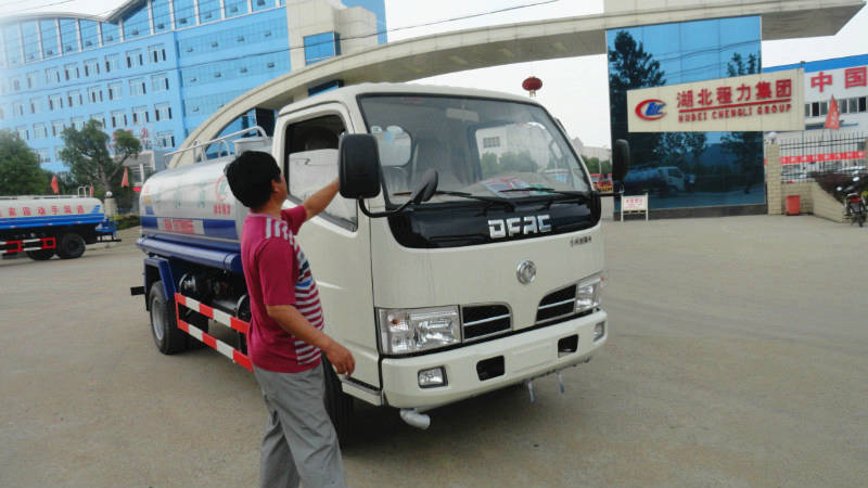 正在給5噸<a href=http://www.first-expo.cn/ssc target=_blank class=infotextkey>灑水車</a>做出廠前準備