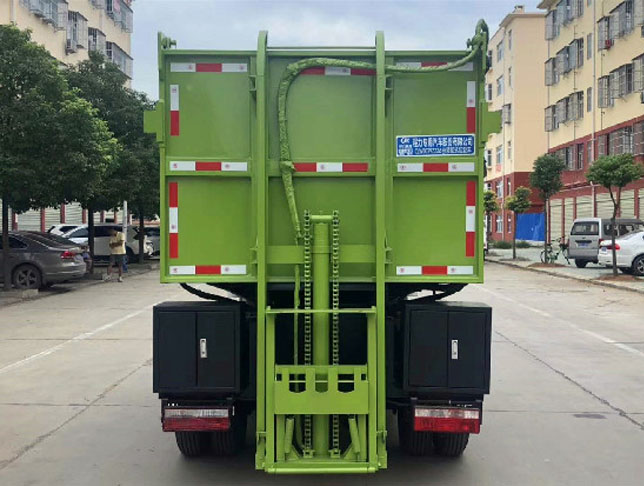 國(guó)六東風(fēng)多利卡后掛桶垃圾車(chē)圖片5