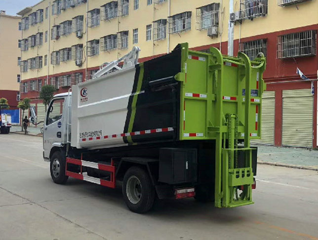 國(guó)六東風(fēng)多利卡后掛桶垃圾車(chē)圖片4