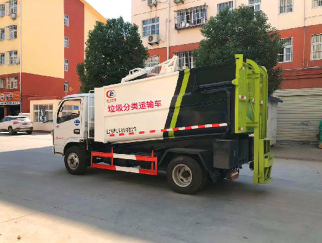 國(guó)六東風(fēng)多利卡后掛桶垃圾車(chē)圖片3