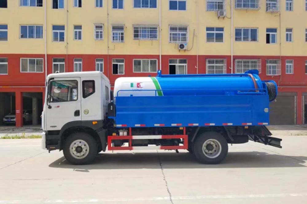 東風(fēng)多利卡D9國(guó)六清洗吸污車(chē)圖片3