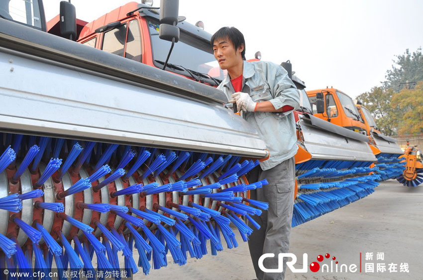 2012年11月3日上午，北京，工作人員正在對(duì)多功能除雪車進(jìn)行檢修調(diào)試。