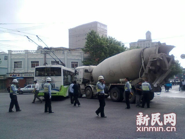 一輛19路電車在新閘路成都北路路口被一輛水泥<a href=http://www.first-expo.cn/jbc/ target=_blank class=infotextkey>攪拌車</a>攔腰撞擊，車毀嚴(yán)重。通訊員 殷佳維 攝