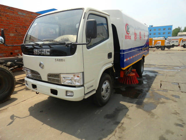  東風(fēng)福瑞卡道路清掃車（<a href=http://www.first-expo.cn/saoluche/ target=_blank class=infotextkey>掃路車</a>）