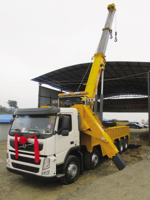 昨日，目前國(guó)內(nèi)最大噸位的道路<a href=http://www.first-expo.cn/qzc/ target=_blank class=infotextkey>清障車(chē)</a>正式“落戶(hù)”貴陽(yáng)。該清障車(chē)車(chē)價(jià)近300萬(wàn)元，集吊裝、拖車(chē)于一體，最大起吊高度13.2米，最大拖牽重量54噸，最大起吊重量60噸，可安全快速地對(duì)交通事故中側(cè)翻的重型貨車(chē)、重型<a href=http://www.first-expo.cn/ygc/ target=_blank class=infotextkey>油罐車(chē)</a>等進(jìn)行起吊、救援和拖運(yùn)，及時(shí)恢復(fù)現(xiàn)場(chǎng)交通。曾秦 攝
