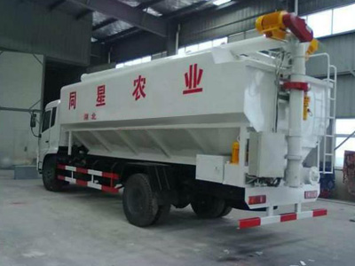 剛下線(xiàn)的散裝飼料運(yùn)輸車(chē)