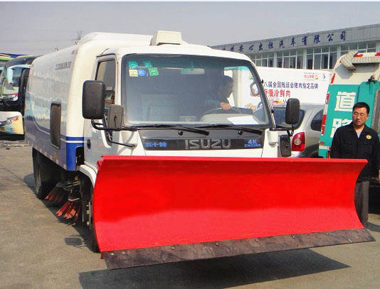 五十鈴鏟雪<a href=http://www.first-expo.cn/saoluche/ target=_blank class=infotextkey>掃路車</a>