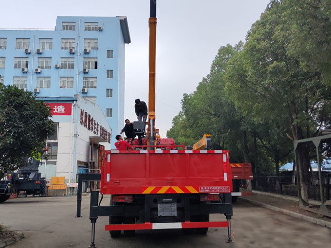 程力8噸吊機東風(fēng)暢行D3L隨車吊圖片4