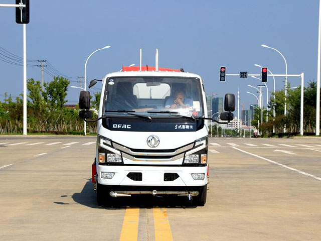 新品上市國六東風(fēng)多利卡5方霧炮灑水車圖片2
